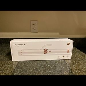 T3 Twirl 1 1/4 inch curling iron